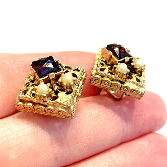 Vintage Screw Back Earrings Gold Filigree Red Rhinestone Faux Pearls Mid Century - Picture 6 of 6